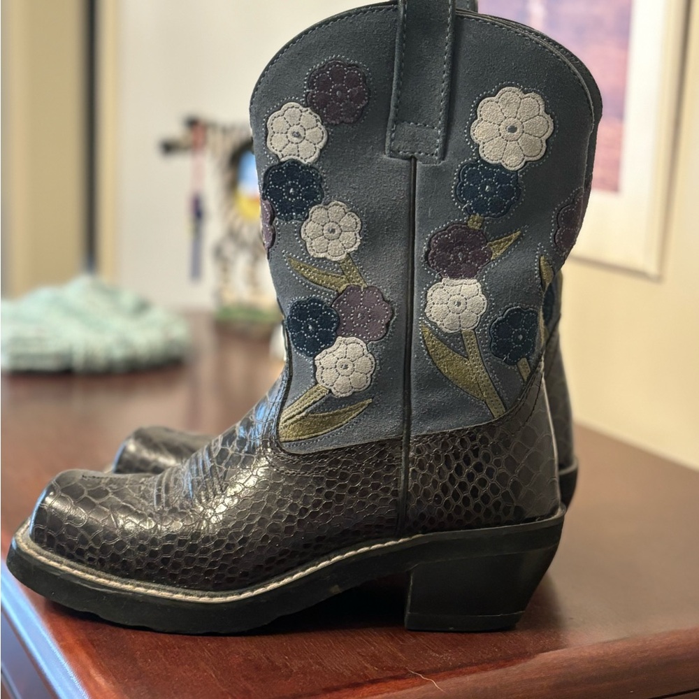 Boots - Picture 3 of 6